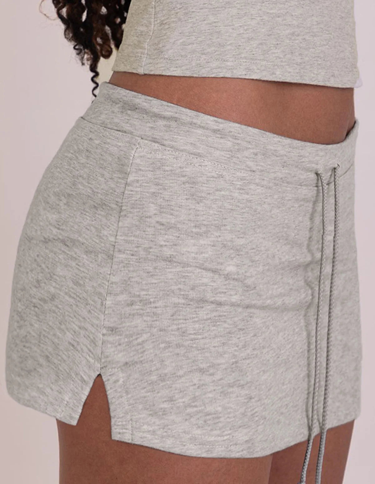 2025 Women’s Micro Mini Gym Skirt – Low-Waisted Athletic Yoga Skirt with Side Slit & Drawstring